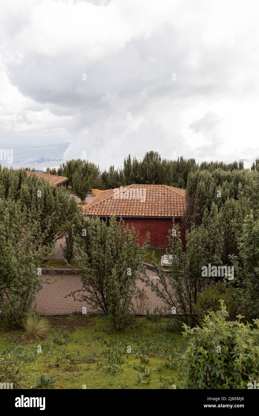 Kleine Hütte mit Ziegeldach mitten in der Natur, Waldlandschaft mit bewölktem Himmel, Szene ohne Menschen und leer, Ruhe Stockfoto