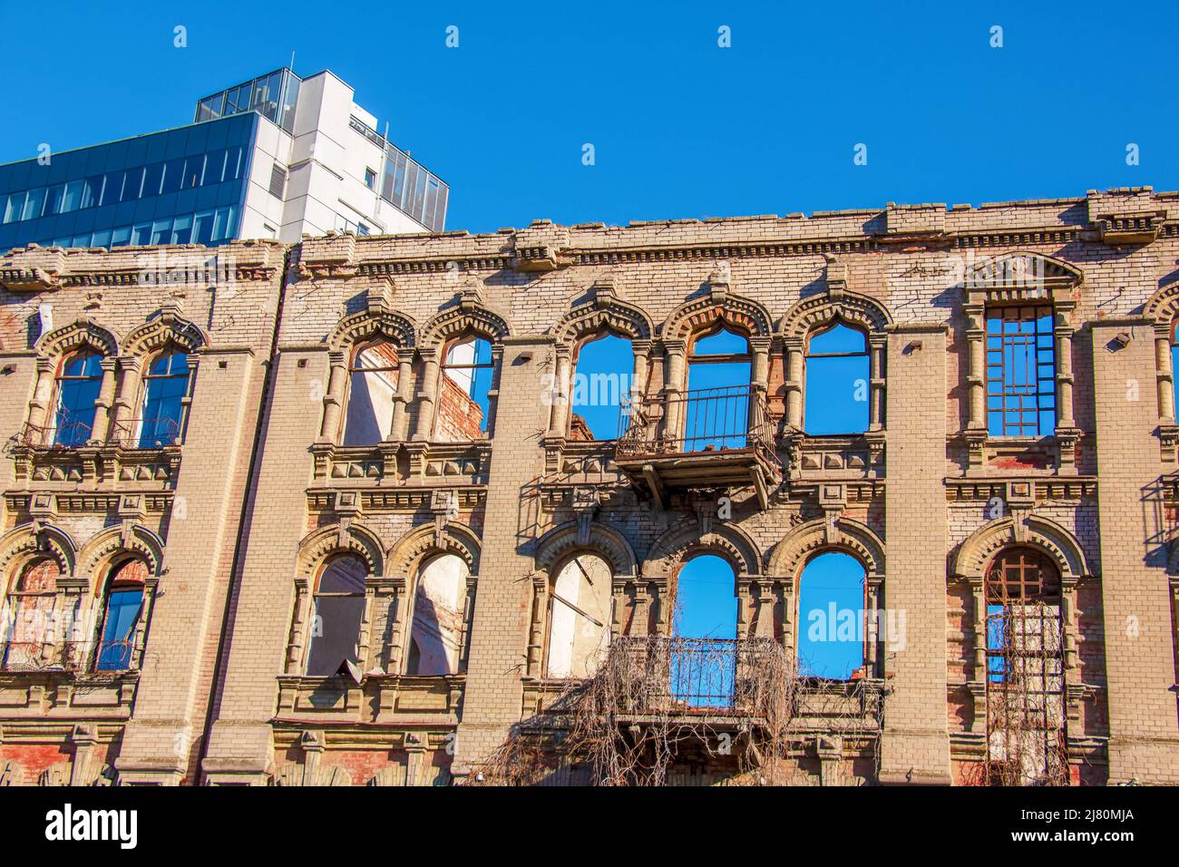 Das alte Ziegelgebäude war ruiniert und die Fenster waren kaputt und man konnte den Himmel überblicken. Stockfoto Das alte Ziegelgebäude war ruiniert und die Fenster waren kaputt und man konnte den Himmel überblicken. Stockfoto