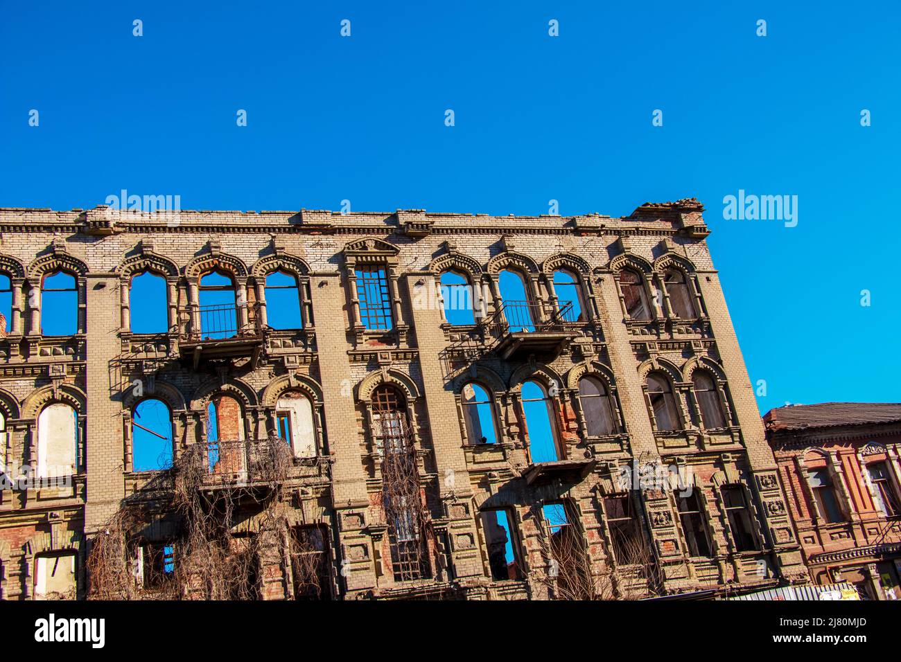 Das alte Ziegelgebäude war ruiniert und die Fenster waren kaputt und man konnte den Himmel überblicken. Stockfoto Das alte Ziegelgebäude war ruiniert und die Fenster waren kaputt und man konnte den Himmel überblicken. Stockfoto