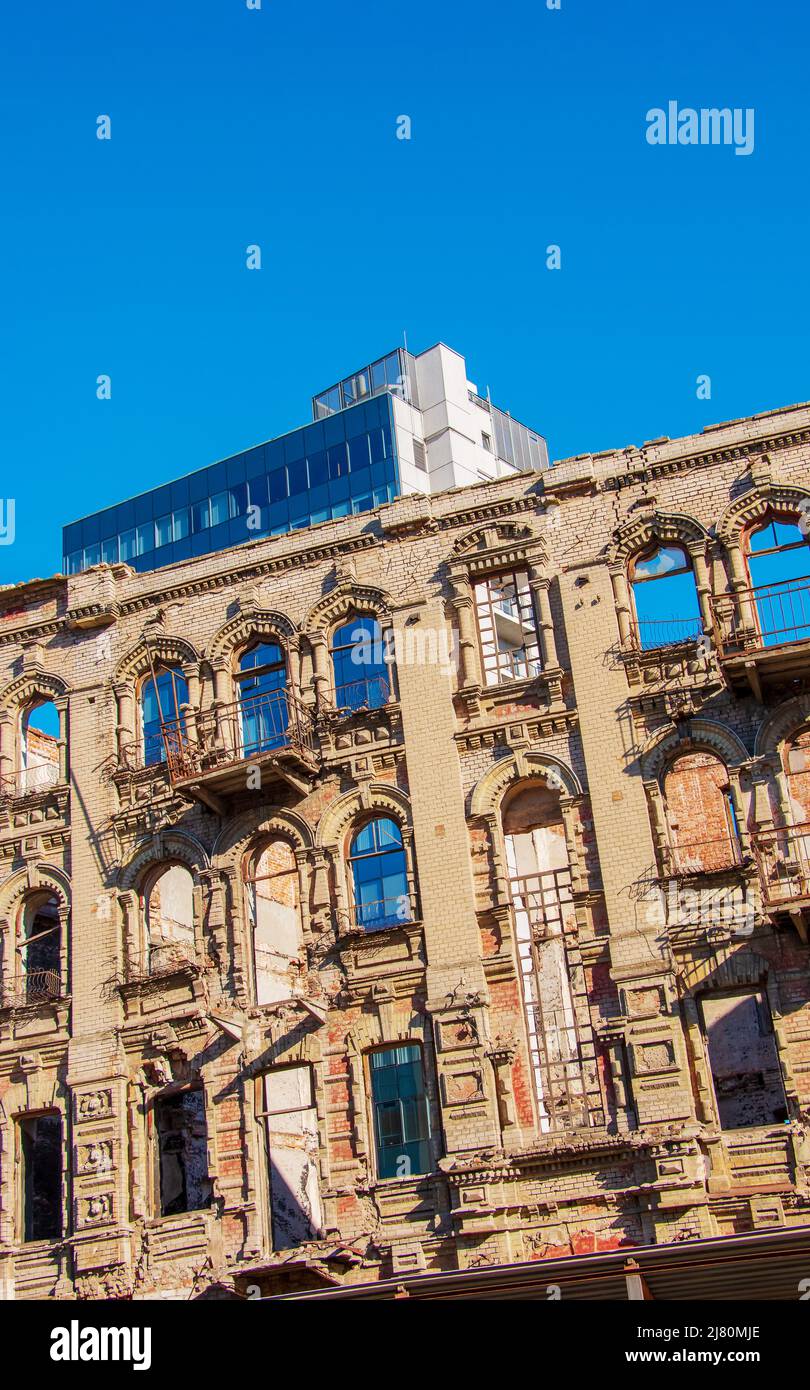 Das alte Ziegelgebäude war ruiniert und die Fenster waren kaputt und man konnte den Himmel überblicken. Stockfoto Das alte Ziegelgebäude war ruiniert und die Fenster waren kaputt und man konnte den Himmel überblicken. Stockfoto