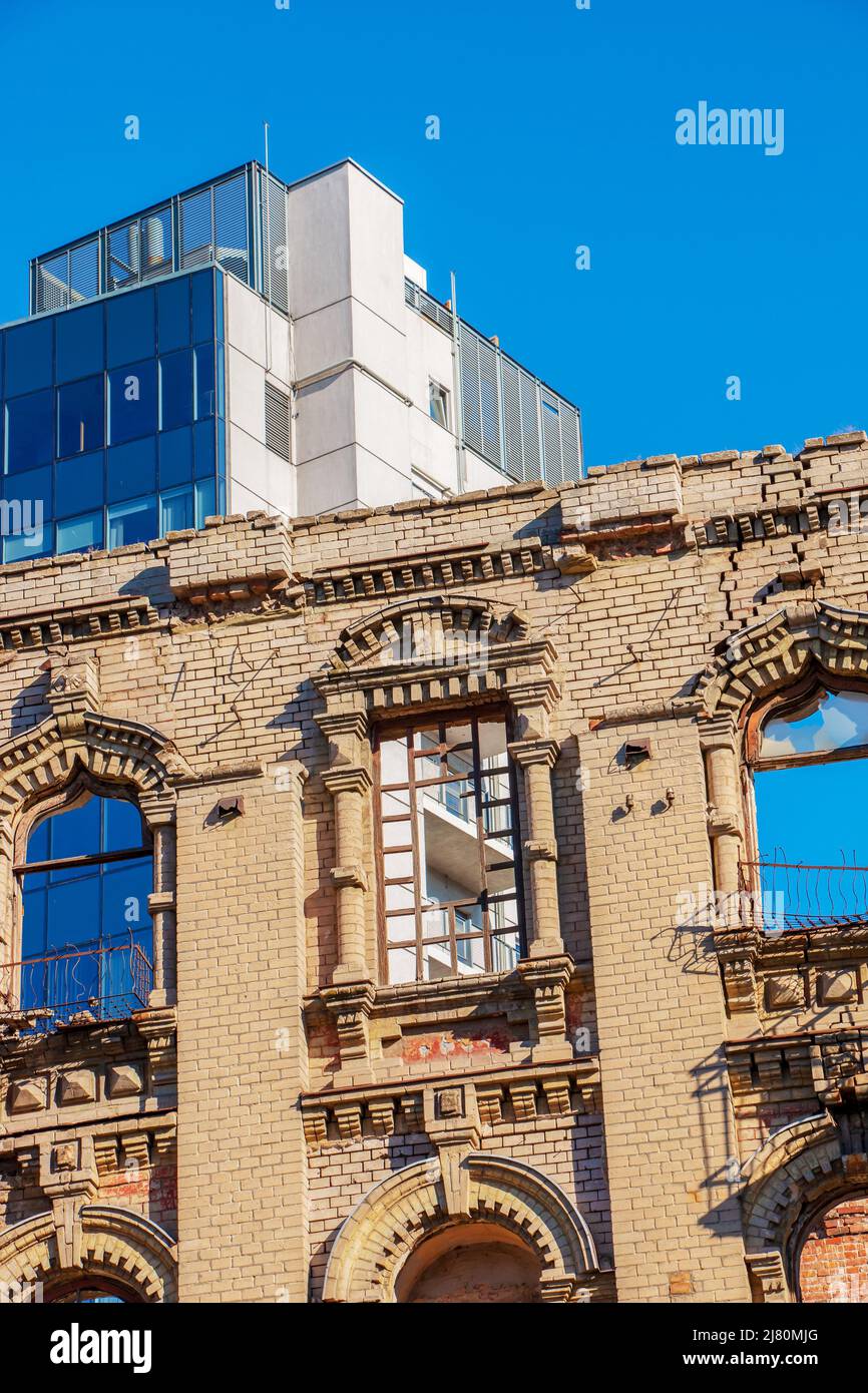 Das alte Ziegelgebäude war ruiniert und die Fenster waren kaputt und man konnte den Himmel überblicken. Stockfoto Das alte Ziegelgebäude war ruiniert und die Fenster waren kaputt und man konnte den Himmel überblicken. Stockfoto