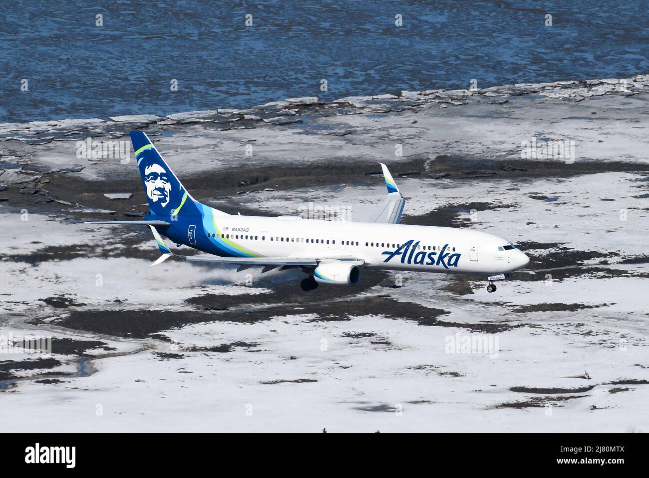 Flugzeug der Boeing 737 von Alaska Airlines landet am Flughafen Anchorage, Alaska. Flugzeug N483AS, das von oben gesehen ankommt. Alaska Airlines 737-900 Flugzeug. Stockfoto