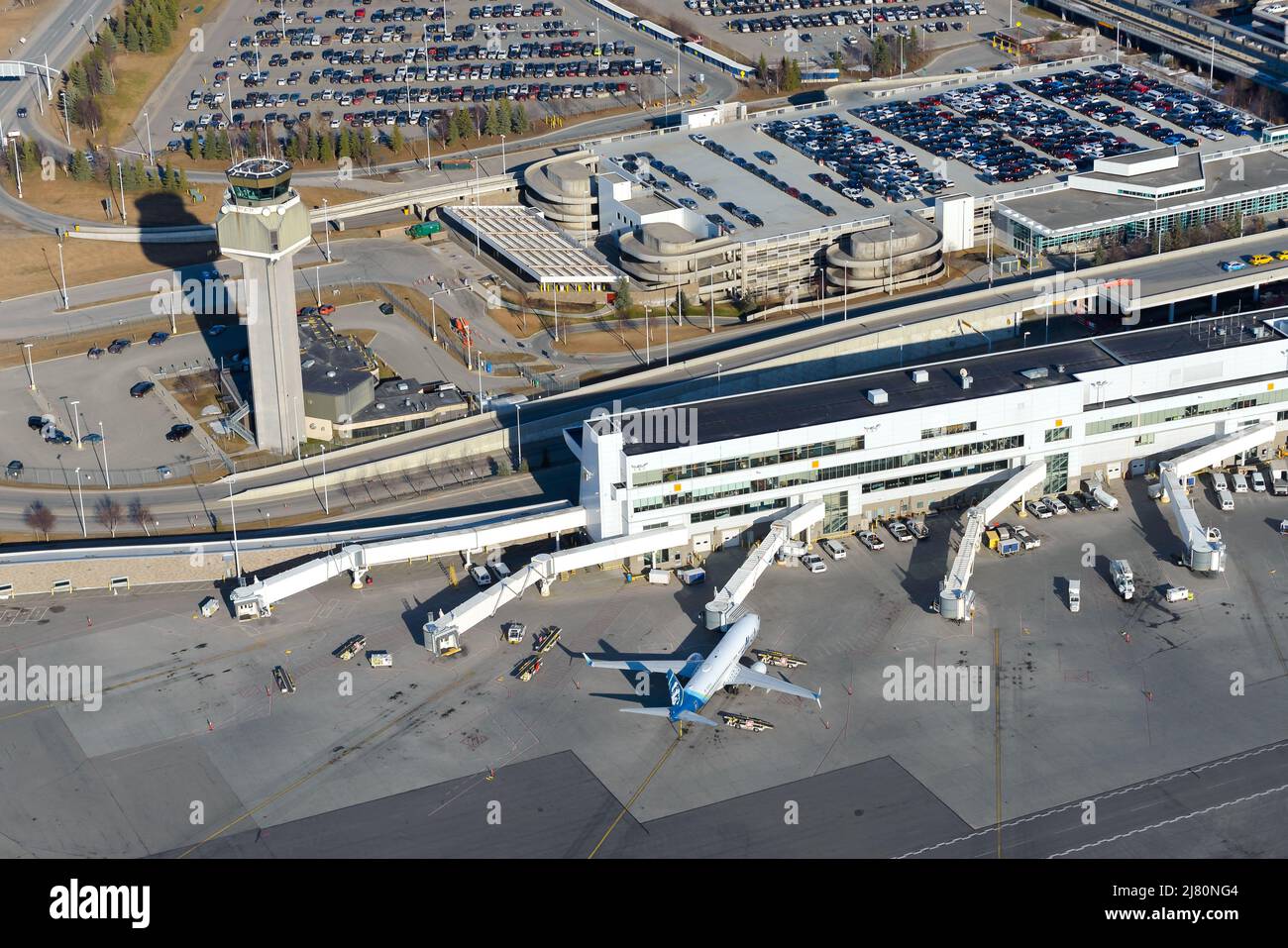 Ted Stevens Anchorage Airport Passagierterminal in Anchorage, Alaska. Luftaufnahme des Anchorage Airport Terminals mit Düsenbrücken. Stockfoto