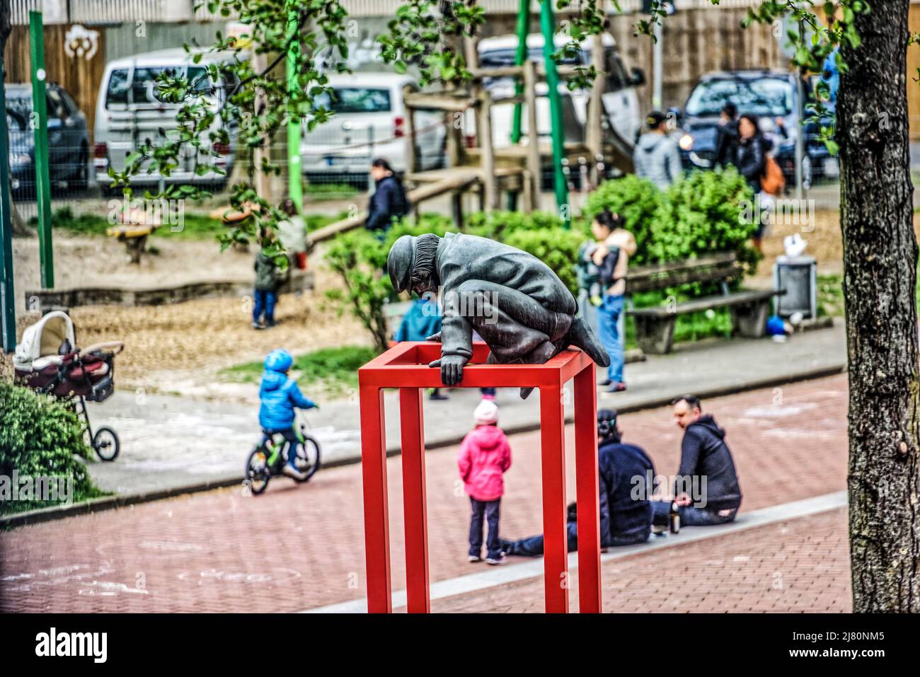 Das Kunstwerk 'Lindener Butjer' der Bildhauerin Ulrike Enders an der Stephanusstraße Umgezogen. Stockfoto