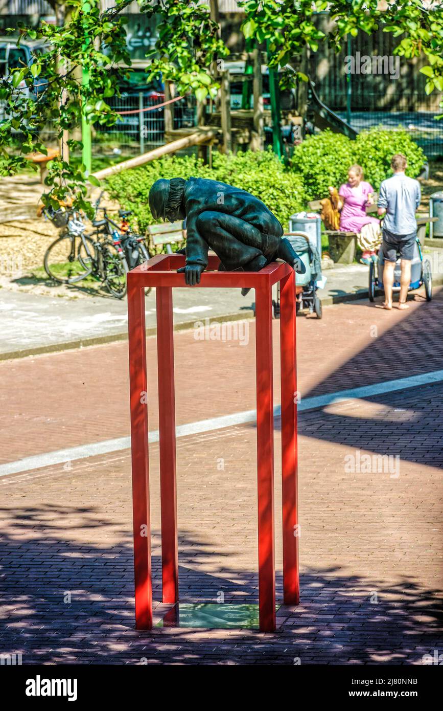 Das Kunstwerk 'Lindener Butjer' der Bildhauerin Ulrike Enders an der Stephanusstraße Umgezogen. Stockfoto