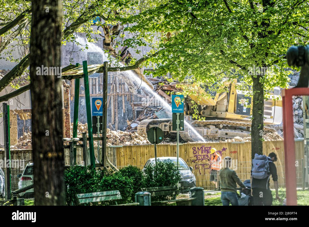 Das Kunstwerk 'Lindener Butjer' der Bildhauerin Ulrike Enders an der Stephanusstraße Umgezogen. Stockfoto