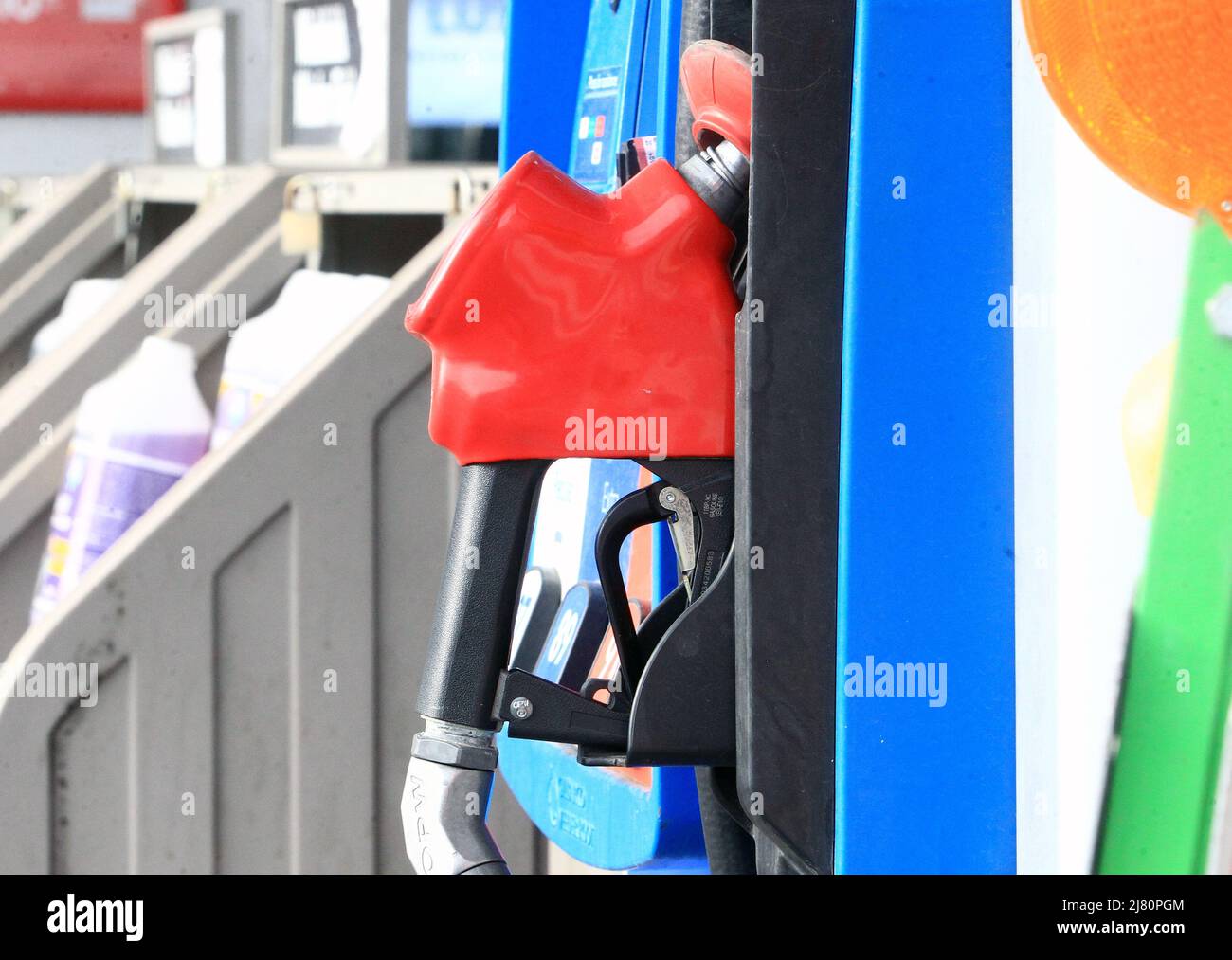 Eine rote Gaspumpe, da die Gaspreise in Kanada weiter steigen Stockfoto