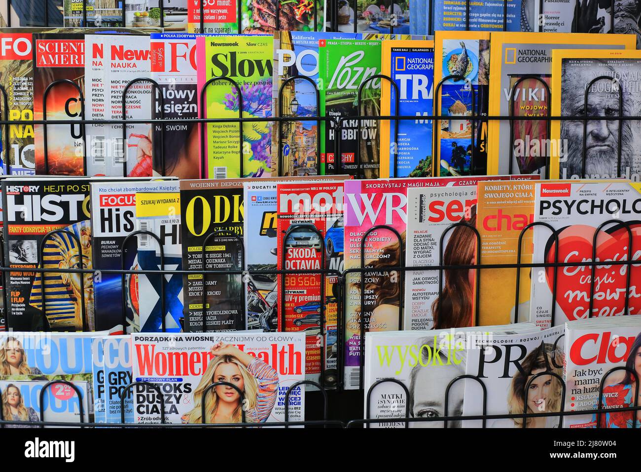 In einem Geschäft in Krakau werden Zeitschriften ausgestellt Stockfoto