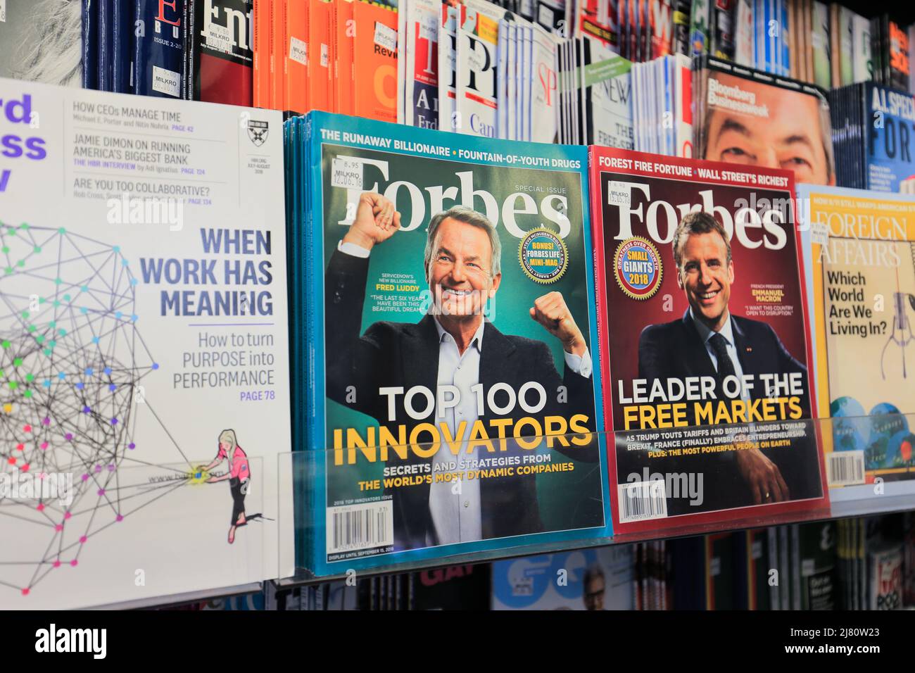 Der französische Präsident Emmanuel Macron auf dem Cover des Magazins Forbes Stockfoto