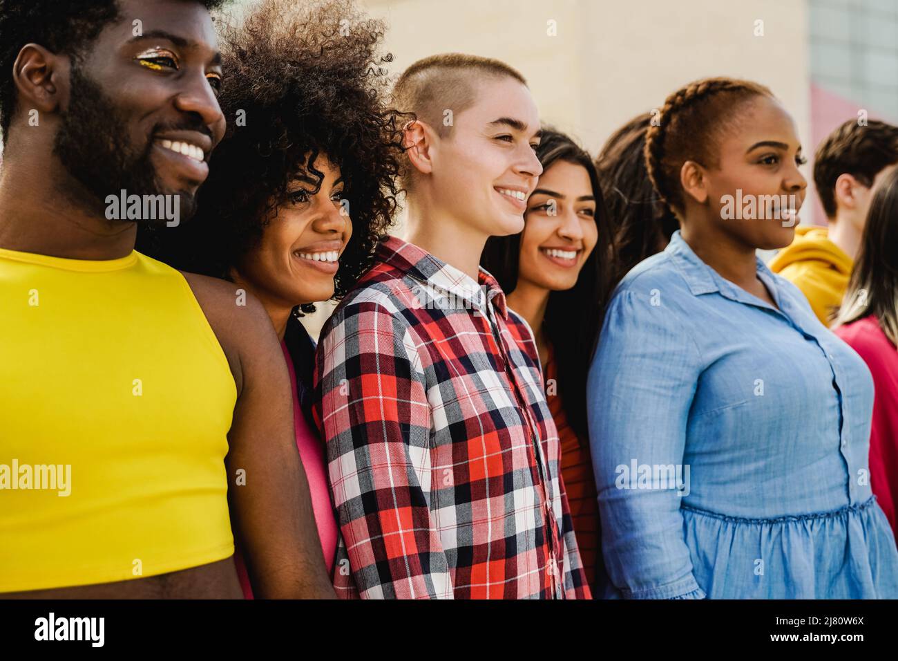 Multiethnische vielfältige Gruppe von Menschen mit Spaß im Freien - Fokus auf afrikanische Mädchen Gesicht - Vielfalt und Jugend Konzept Stockfoto