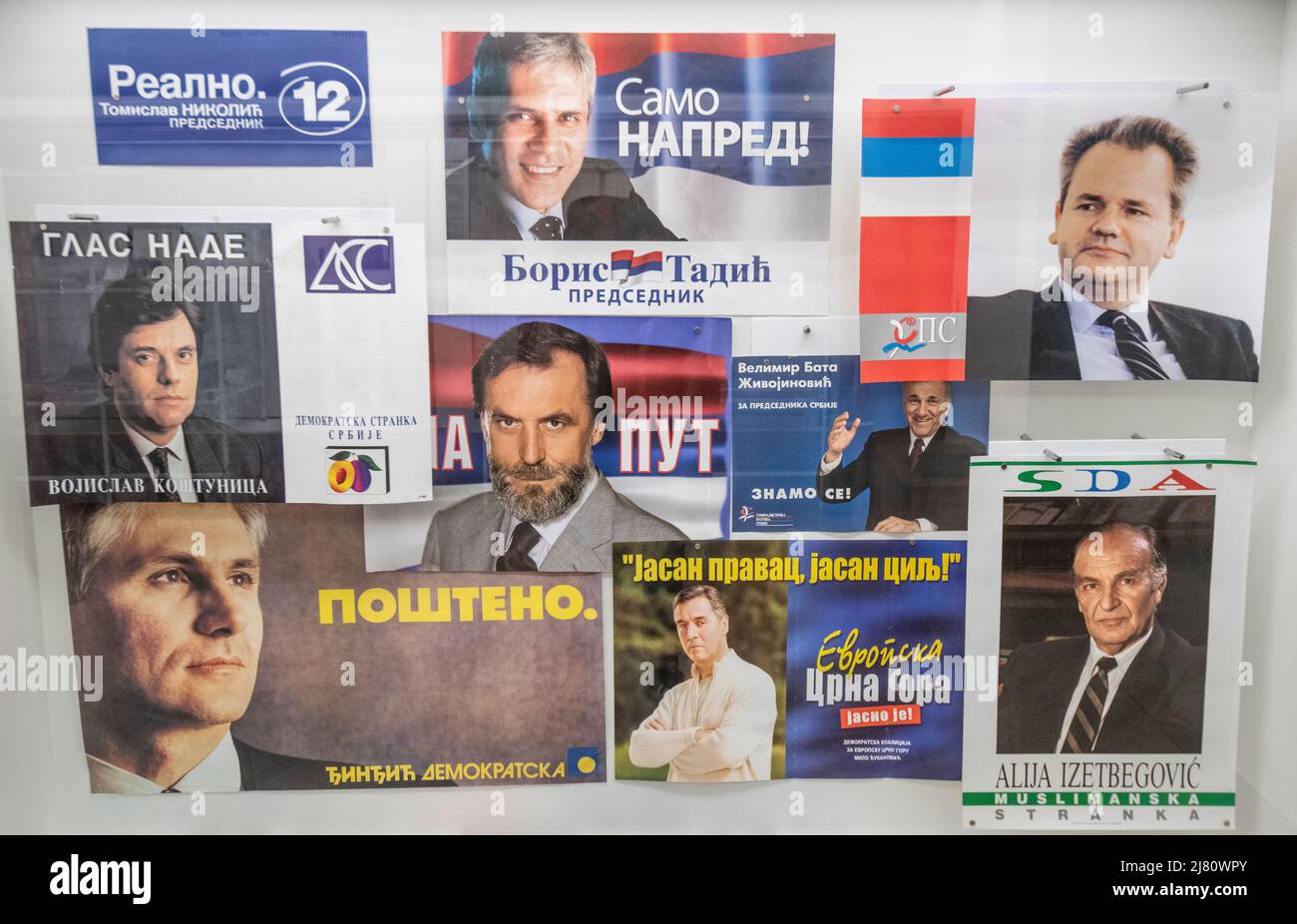 Politische Plakate von den Wahlen Jugoslawiens in den Jahren 90s. Museum von Jugoslawien: Gedenkzentrum - Josip Broz Tito Fund. Stockfoto