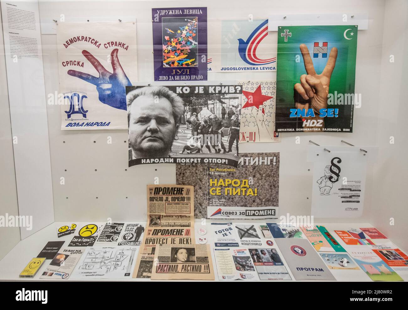 Politische Plakate von den Wahlen Jugoslawiens in den Jahren 90s. Museum von Jugoslawien: Gedenkzentrum - Josip Broz Tito Fund. Stockfoto