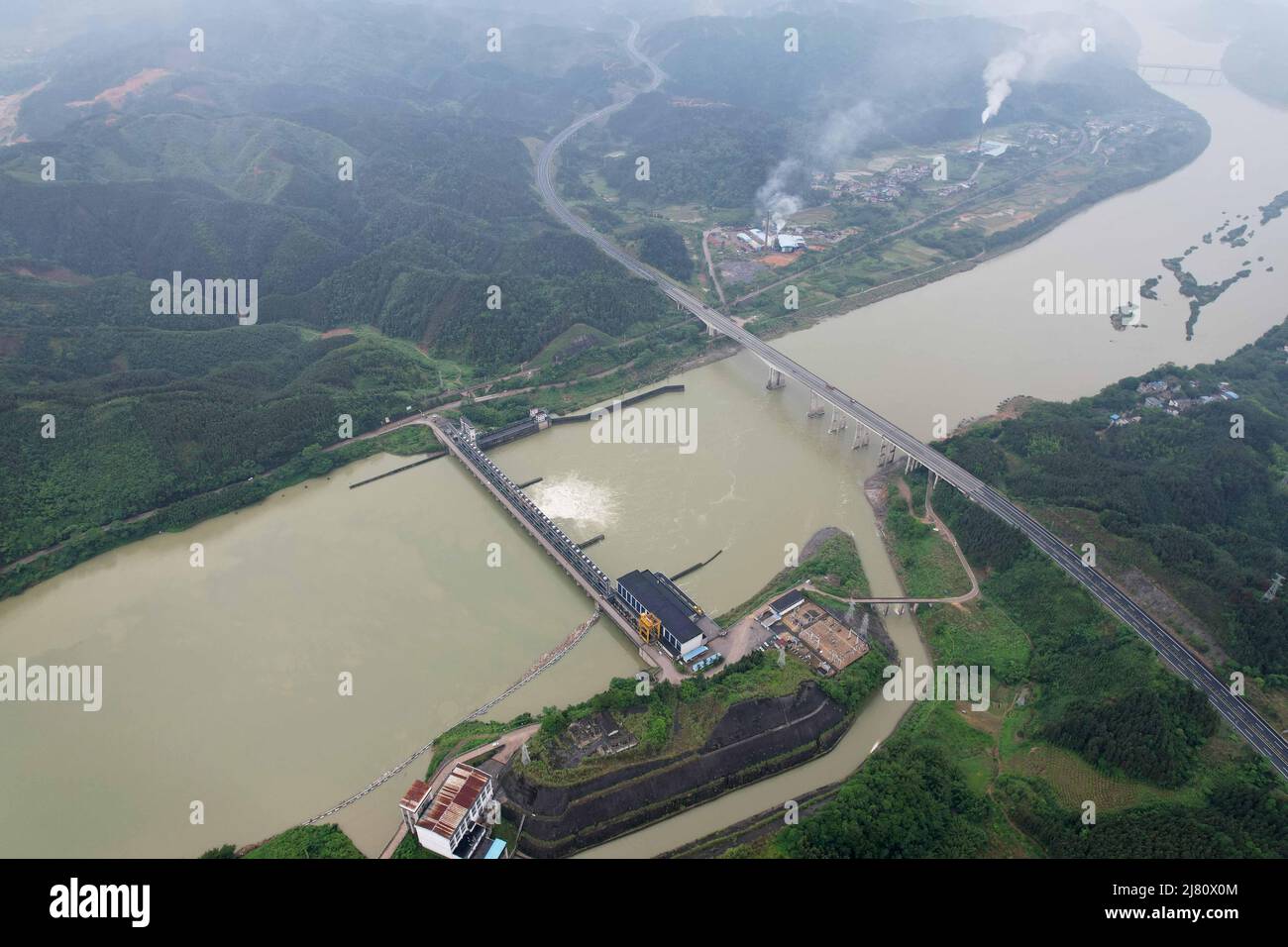 LIUZHOU, CHINA - 11. MAI 2022 - Ein Foto vom 11. Mai 2022 zeigt die Wasserabflusskapazität des Bimswasserkraftwerks im Bezirk Rongan, Li Stockfoto