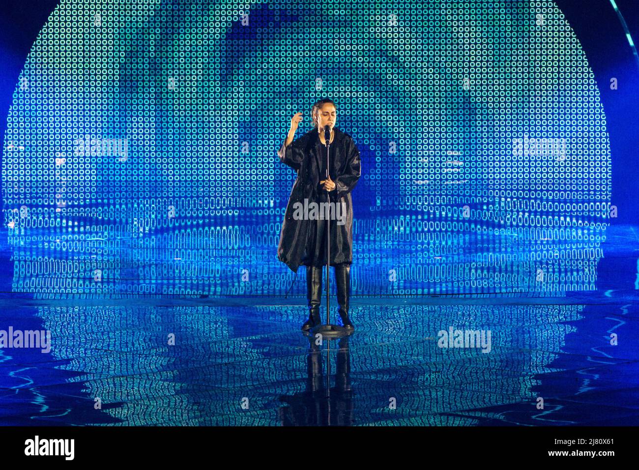 Turin, Italien. 11. Mai 2022. Die nordmazedonische Sängerin Andrea (Andrea Koevska) auf der Bühne des Turin Eurovision Song Contest 2022 Credit: Marco Destefanis/Alamy Live News Stockfoto