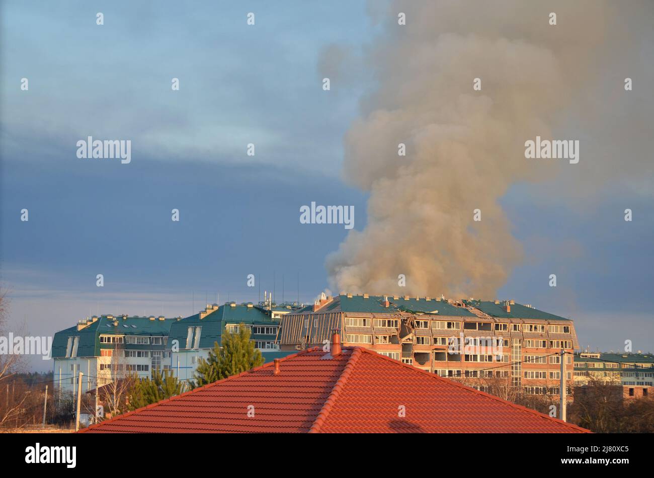 Myla Dorf, Kiew Region, Ukraine - 25. März 2022: Wohngebäude ist in Brand, als Folge der Beschuss durch russische Eindringlinge. Stockfoto