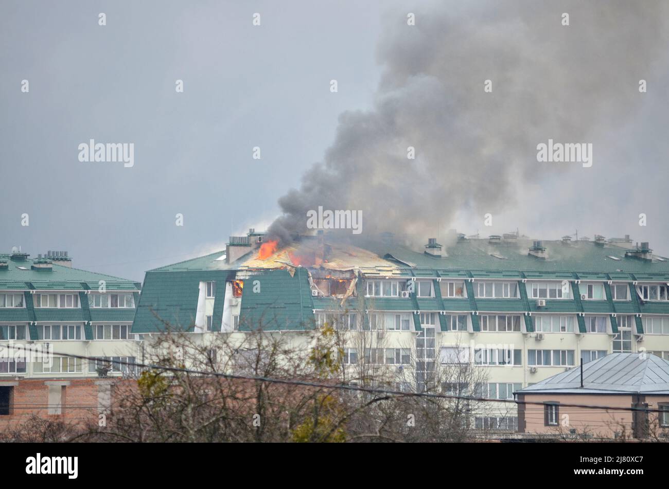 Myla Dorf, Kiew Region, Ukraine - 03. März 2022: Artillerie-Granate traf das Dach eines Wohnhauses während der russischen Invasion in der Ukraine. Stockfoto