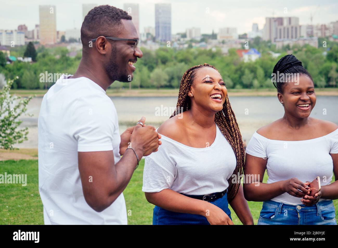 Freundschaft junge Millennial multiethnischen afro Zöpfe Dreadlocks Freunde sprechen verbringen Wochenende zusammen Herbst bewölkten Abend Stockfoto