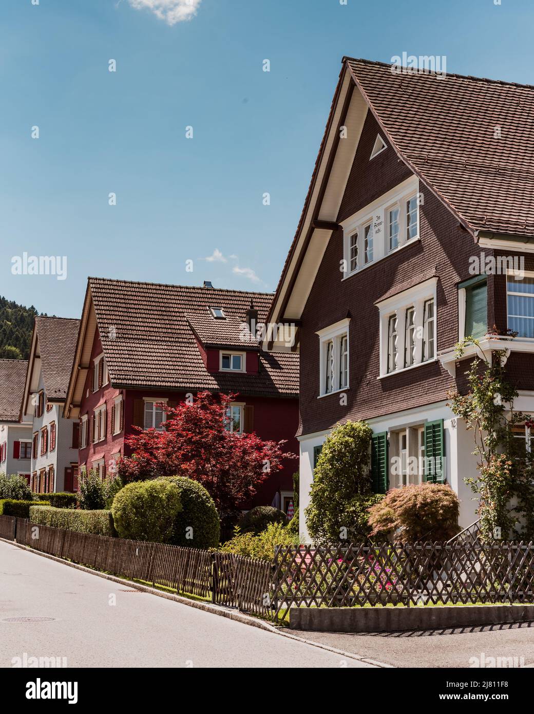 Appenzell Schweiz. 8. Juli 2018 Bunte Häuser im Appenzeller Dorf in der Schweiz an sonnigen Tagen. Stockfoto