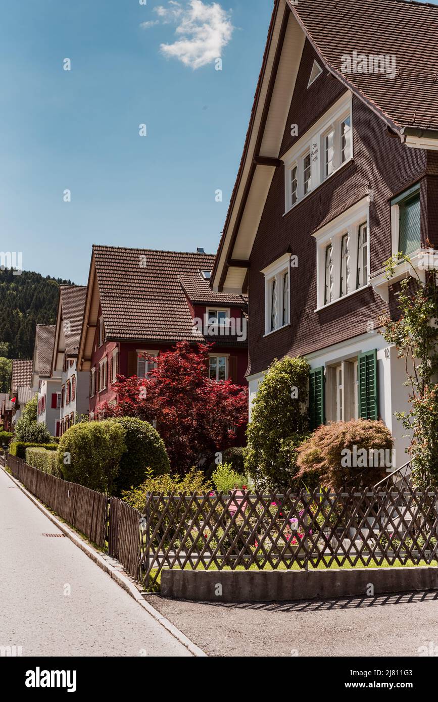 Appenzell Schweiz. 8. Juli 2018 Bunte Häuser im Appenzeller Dorf in der Schweiz an sonnigen Tagen. Stockfoto