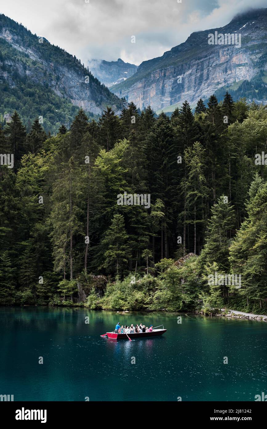 Blausee Schweiz. 16. Juli 2018 Ein romantischer Waldsee im Kander Tal, schöner Blick auf Blausee ein kristallklarer kleiner See, Boot mit Menschen. Stockfoto