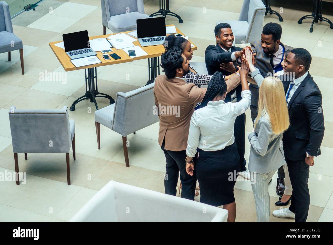 Team-Arbeitsgruppe von internationalen Geschäftspartnern : indische, koreanische, afro-amerikanische Menschen arbeiten zusammen in modernen Raum Stockfoto