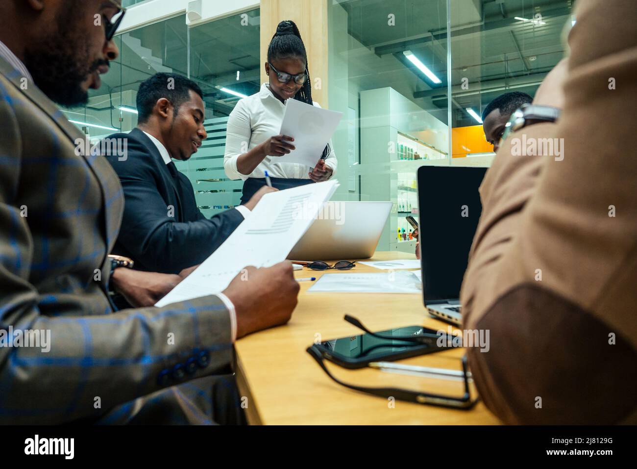 Asiatische Geschäftsperson in multirassischen. Diversity Geschäftsleute bilden sich aus verschiedenen Rassen, Inder, Malaiisch, Indonesisch, Chinesisch und Afrikaner in modernen Räumen Stockfoto