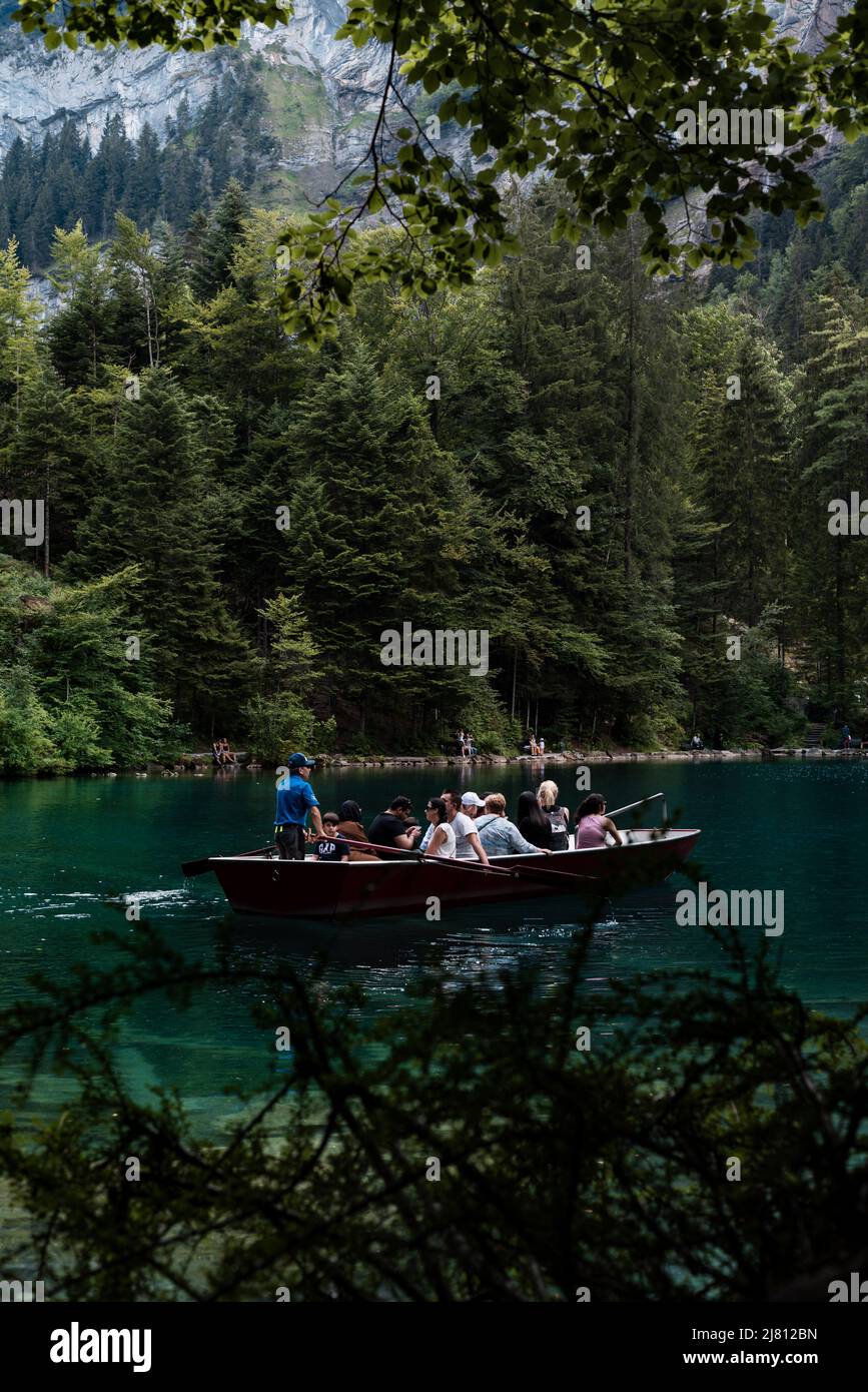 Blausee Schweiz. 16. Juli 2018 Ein romantischer Waldsee im Kander Tal, schöner Blick auf Blausee ein kristallklarer kleiner See, Boot mit Menschen. Stockfoto