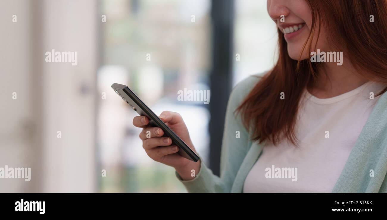 Geschäftsfrau, die KYC mit Online-Banking-Anwendung für das digitale Sparkonto macht. Cyber-Sicherheitskonzept. Stockfoto