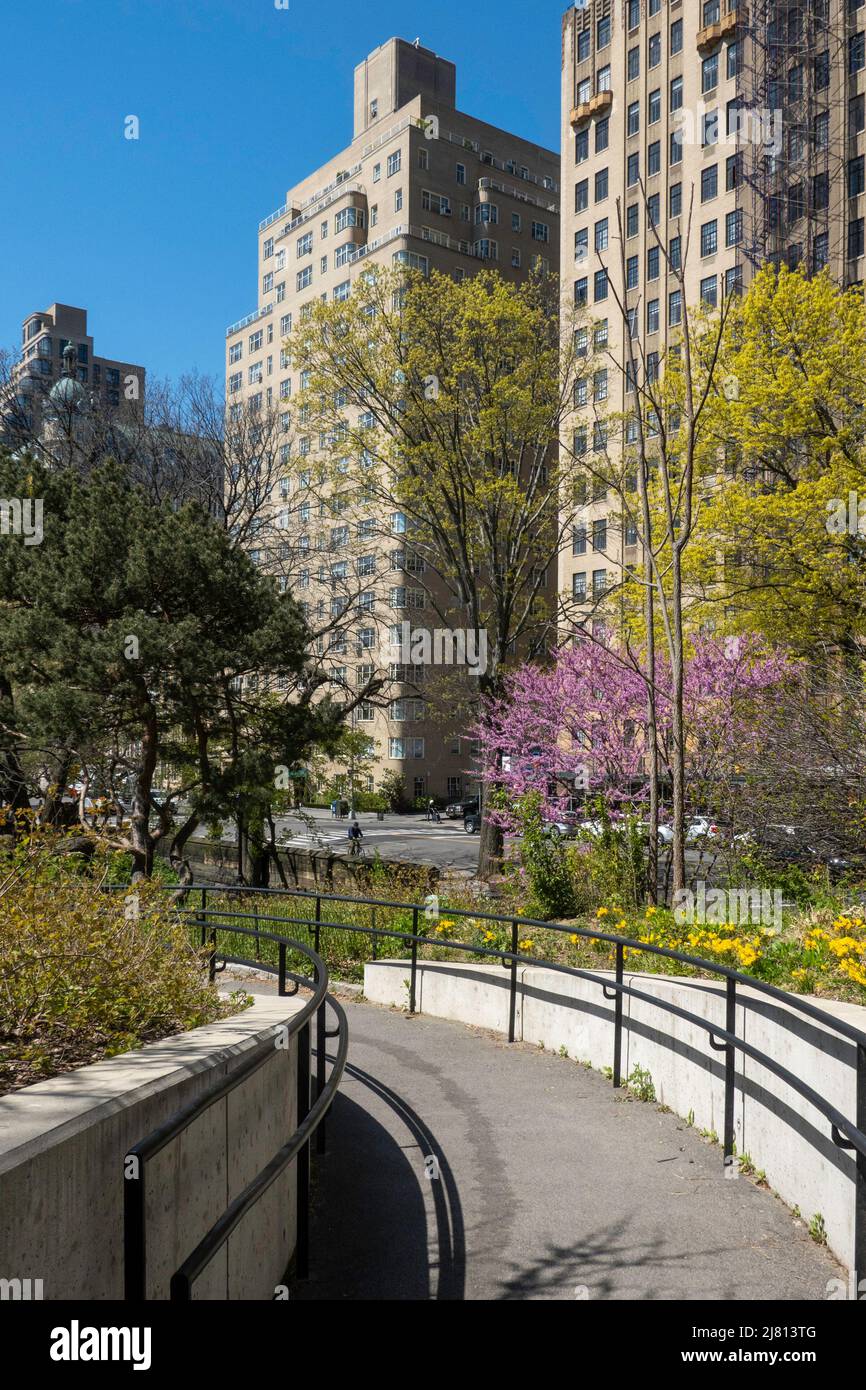 Wohngebäude am Central Park West (CPW) sind vom Park aus zu sehen, New York City, USA 2022 Stockfoto