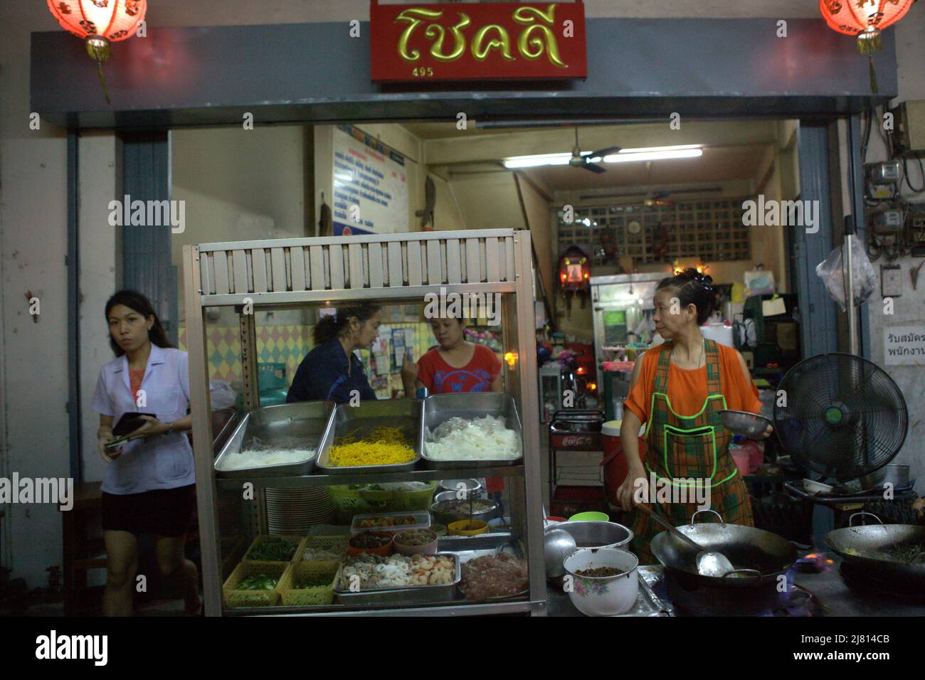 Ein chinesisches Restaurant am Straßenrand in Surat Thani, Thailand. Stockfoto
