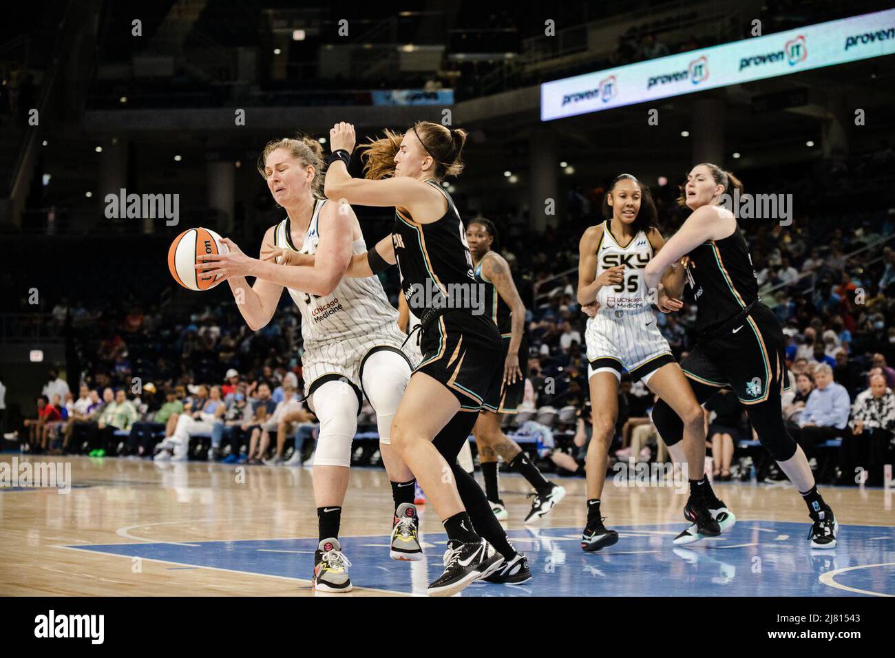 Chicago, Usa. 11.. Mai 2022. Emma Meesseman (33 Chicago Sky) wird während des Spiels zwischen Chicago Sky und New York Liberty am Mittwoch, den 11. Mai 2022 in der Wintrust Arena, Chicago, USA, verschmutzt. (KEINE KOMMERZIELLE NUTZUNG) Shaina Benhiyoun/SPP Credit: SPP Sport Press Photo. /Alamy Live News Stockfoto