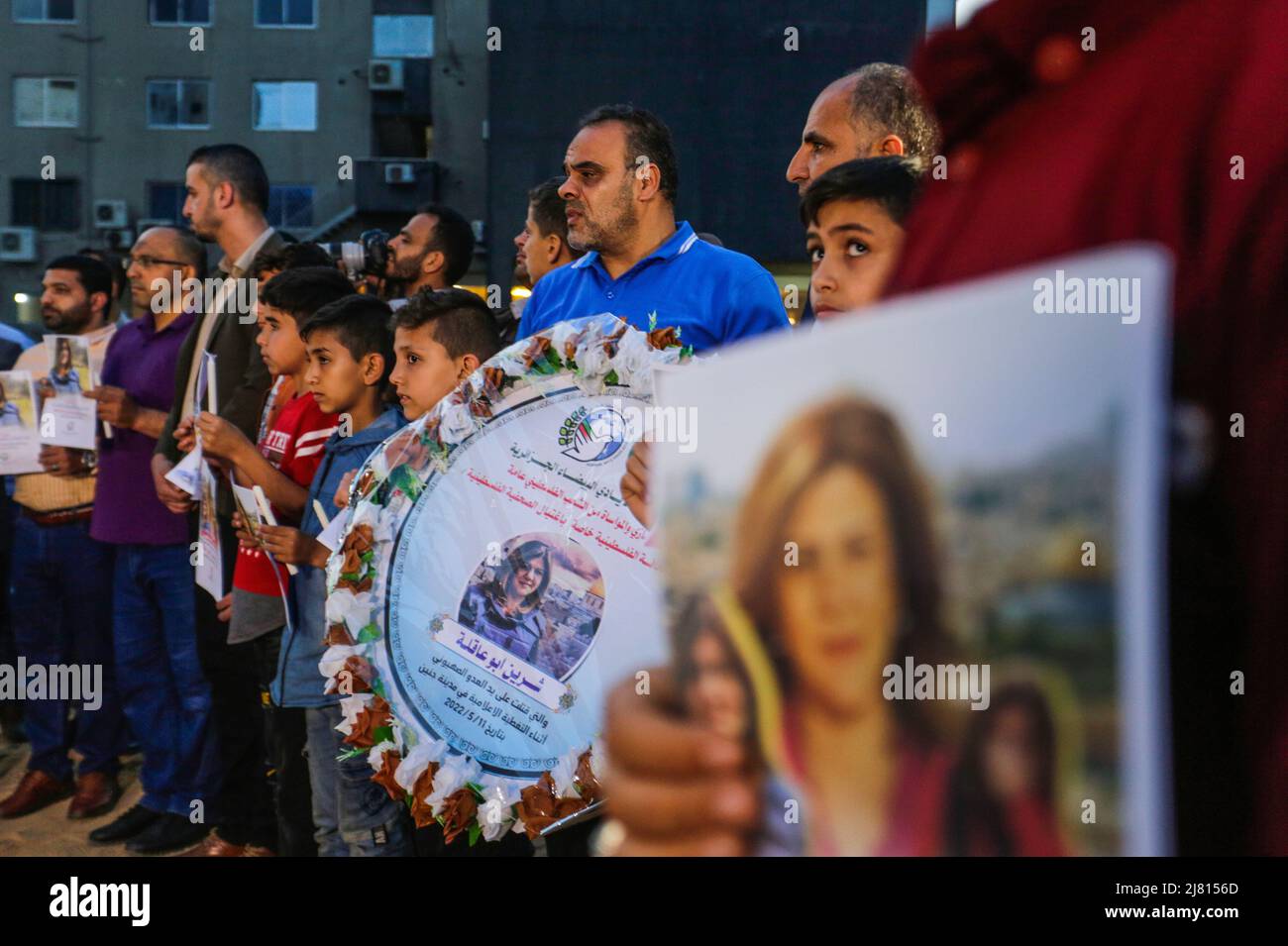 Gaza, Palästina. 11.. Mai 2022. Kinder nehmen an einer Kerzenlichtmahnwache Teil, um die Tötung des langjährigen Al-Jazeera-Journalisten Shireen Abu Aklei in Gaza-Stadt zu verurteilen, sagte Al-Jazeera, Abu Aklei, 51, eine prominente Persönlichkeit im arabischen Nachrichtendienst des Senders wurde Anfang Mai 11 von israelischen Truppen getötet. 2022, als sie eine Razzia im Flüchtlingslager Jenin im besetzten Westjordanland verdeckte. (Foto von Mahmoud Issa/SOPA Images/Sipa USA) Quelle: SIPA USA/Alamy Live News Stockfoto