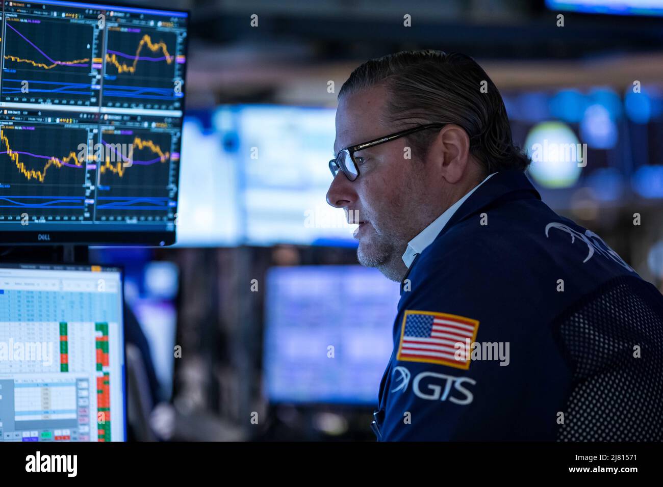 (NEW YORK, 12. Mai 2022 (Xinhua) -- Ein Händler arbeitet an der New York Stock Exchange (NYSE) in New York, USA, 11. Mai 2022. Die US-Aktien sind am Mittwoch gesunken, nachdem die Daten zeigten, dass die Inflationswerte in den USA im April höher waren als erwartet. Der Dow Jones Industrial Average fiel um 326,63 Punkte oder 1,02 Prozent auf 31.834,11. Der S&P 500 sank um 65,87 Punkte oder 1,65 Prozent auf 3.935,18. Der Nasdaq Composite Index fiel um 373,43 Punkte oder 3,18 Prozent auf 11.364,24. (Courtney Crow/NYSE/Handout über Xinhua) Stockfoto