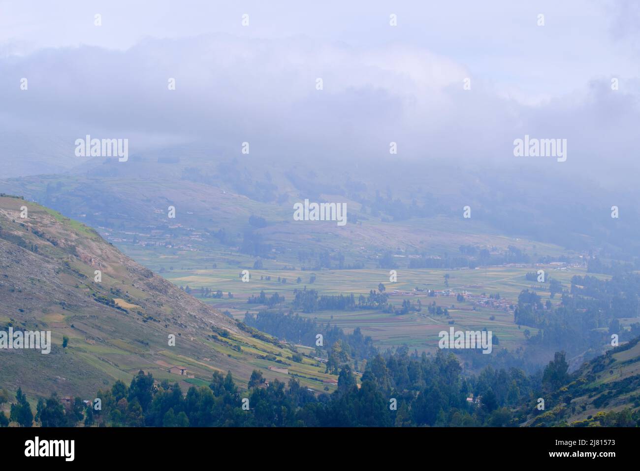 Kühler Sonnenaufgang über den Bergen der ländlichen Felder in Ahuac, Chuapaca. Stockfoto