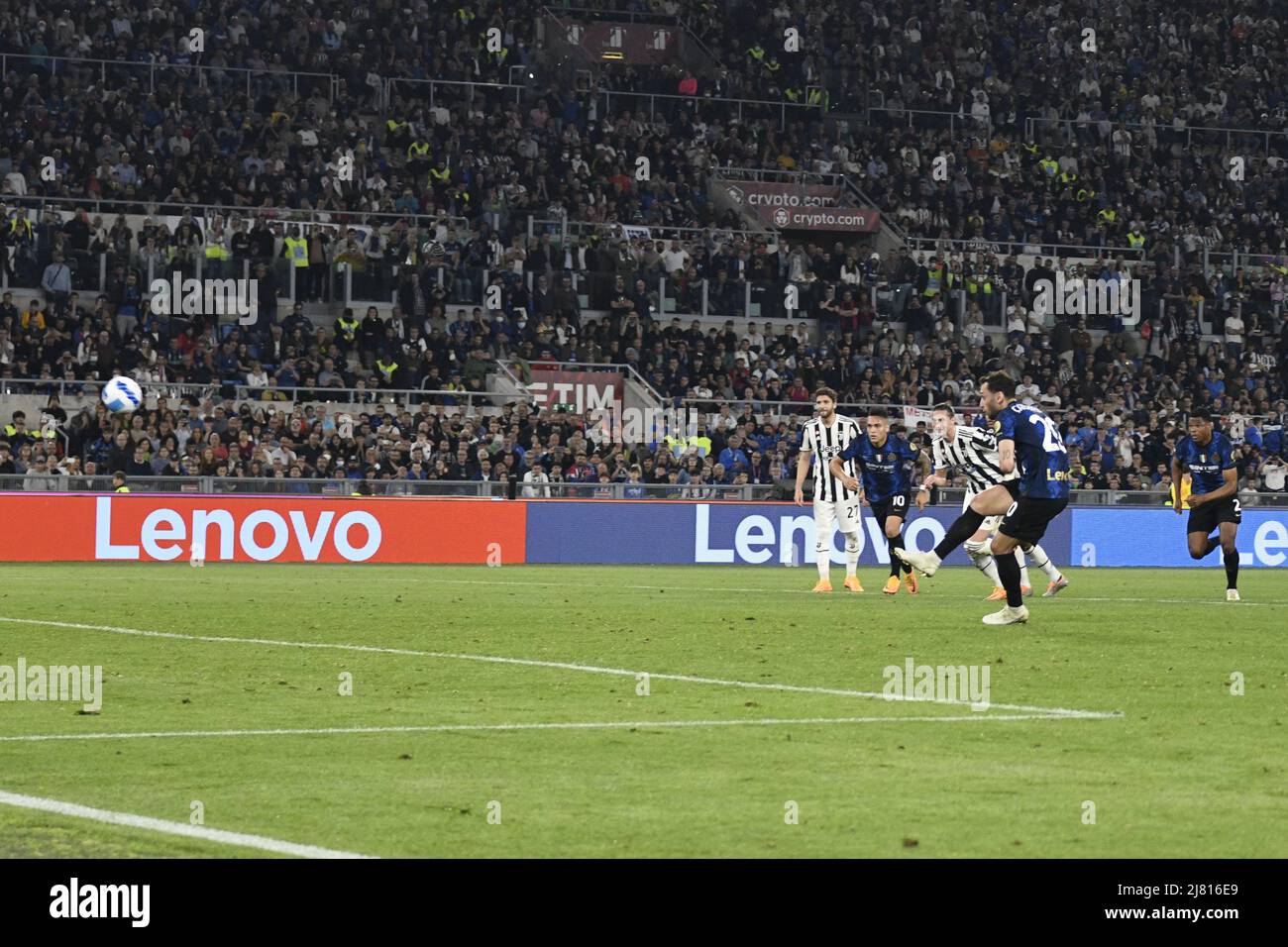 Hakan Calhanoglu (Inter) ; 11. Mai; 2022 - Fußball : Italienische Meisterschaft Tim Cup 2021 2022 ; Finale ; Spiel zwischen Juventus 2-4 Inter im Olympiastadion ; Roma, Italien; Tor 2-2 ;( Foto von aicfoto)(ITALIEN) [0855] Stockfoto