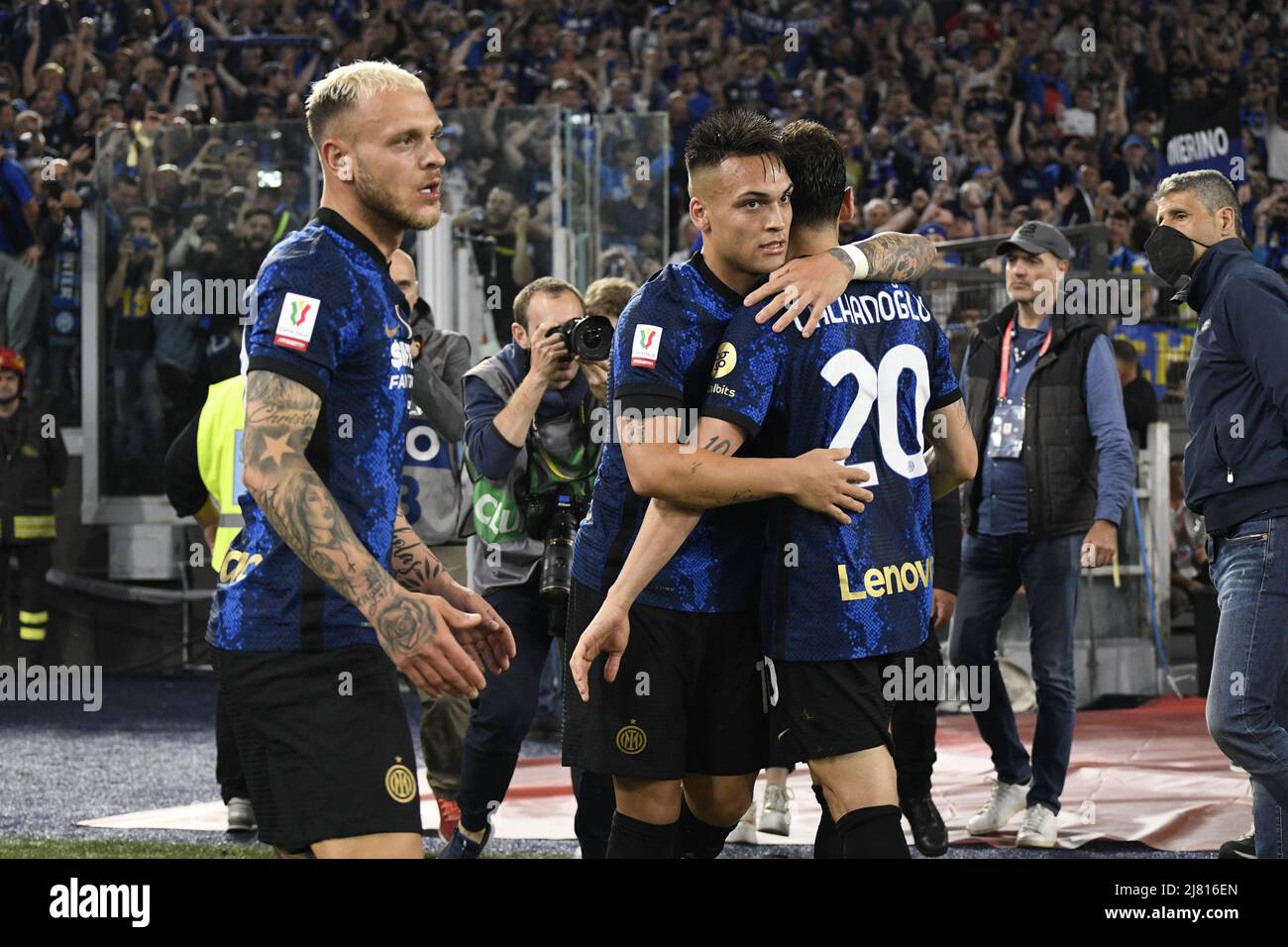 Hakan Calhanoglu (Inter)Lautaro Martinez (Inter)Federico Dimarco (Inter) Während des Italien-Cup-Spiels zwischen Juventus 2-4 Inter im Olimpic Stadium am 11. Mai 2022 in Roma, Italien. (Foto von Maurizio Borsari/AFLO) Stockfoto