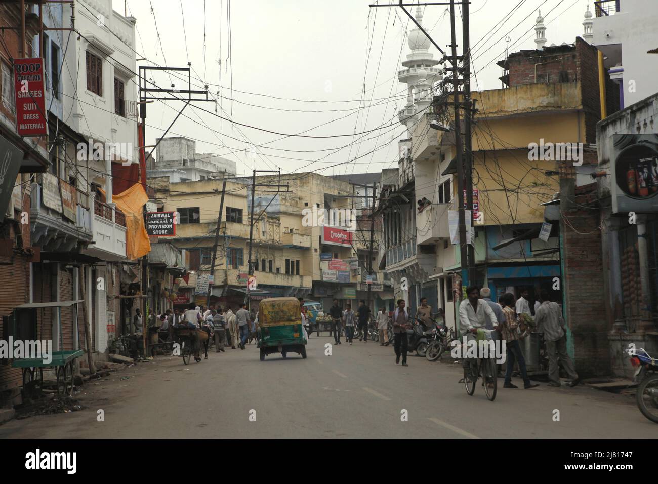 Eine Straße in Varanasi, Uttar Pradesh, Indien. Stockfoto