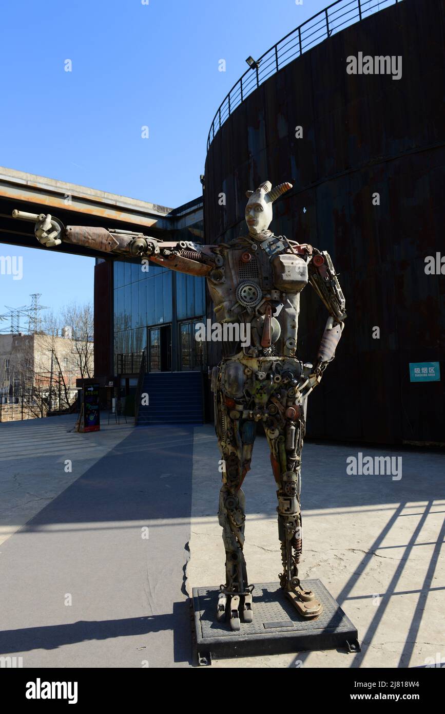 Eine moderne Skulptur vor dem Live Tank 3D Museum in der 798 Art Zone in Peking, China. Stockfoto