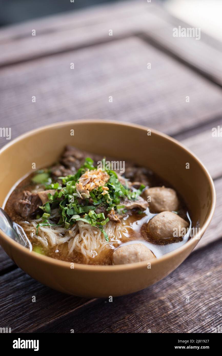 Nudelschale aus Rind auf Holztisch Stockfoto