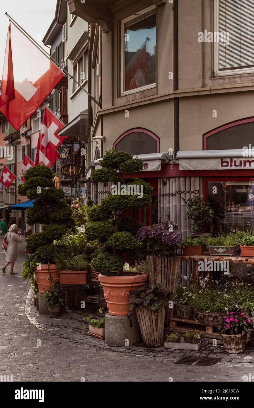 Zürich Schweiz. 7. Juli 2018 Blumengeschäft in der alten Straße in Zürich. Straße mit Fahnen geschmückt. Stockfoto