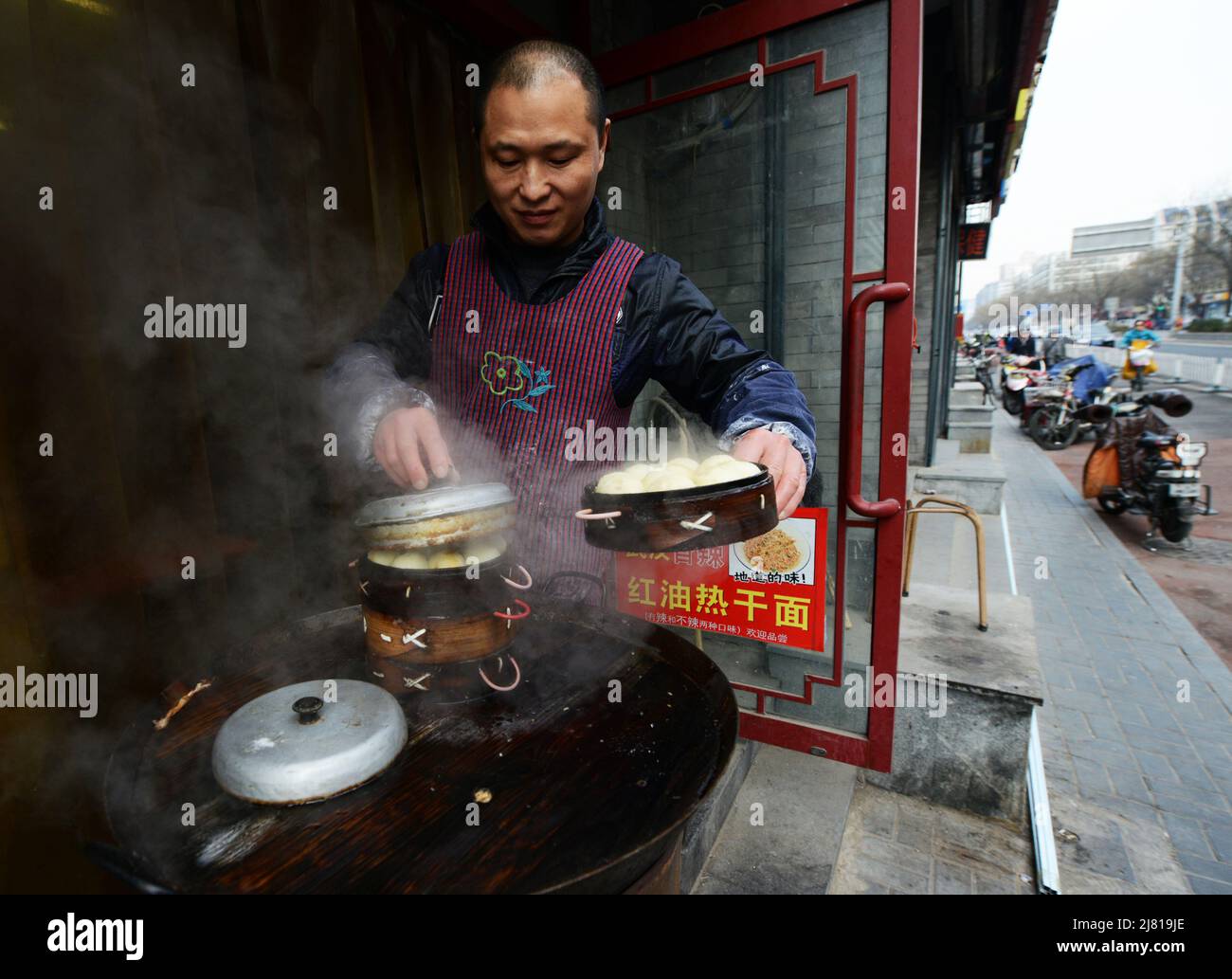Dämpfen von Knödeln in einem Bambuskorb. Nanjing, China. Stockfoto