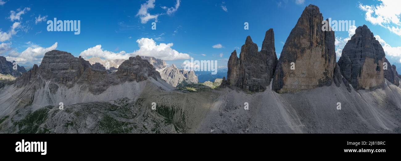 Schöner sonniger Tag in den Dolomiten. Blick auf die drei berühmten Berggipfel Tre Cime di Lavaredo, die Schornsteinen ähneln. Stockfoto