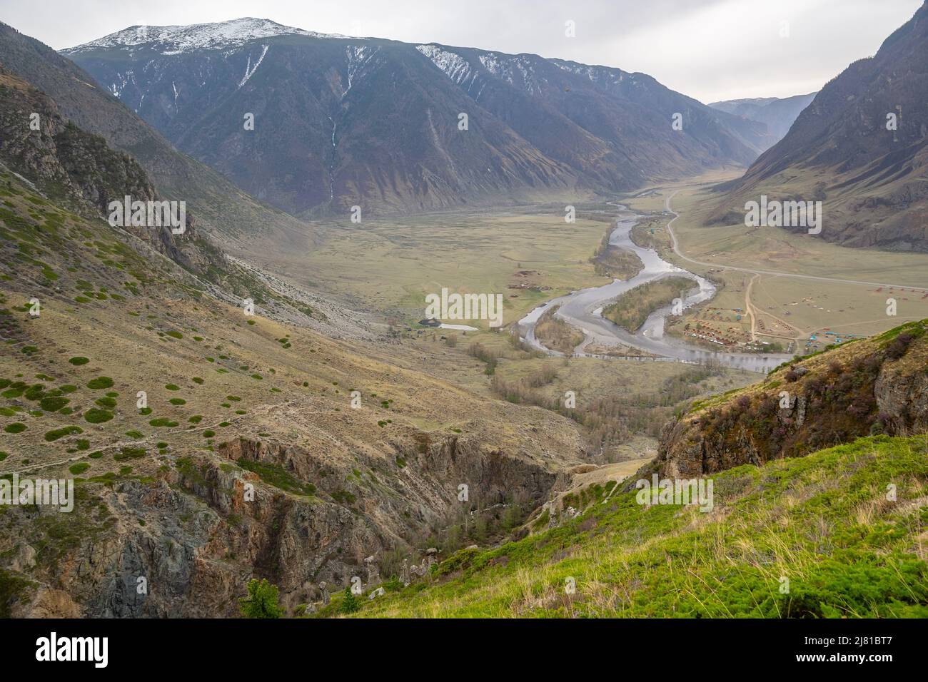 Gorny Altai, Russland - 02.05.2022: Blick vom Berg auf das Tal des Flusses Chulyschman von der Seite des Wahrzeichens der Steinpilze Stockfoto