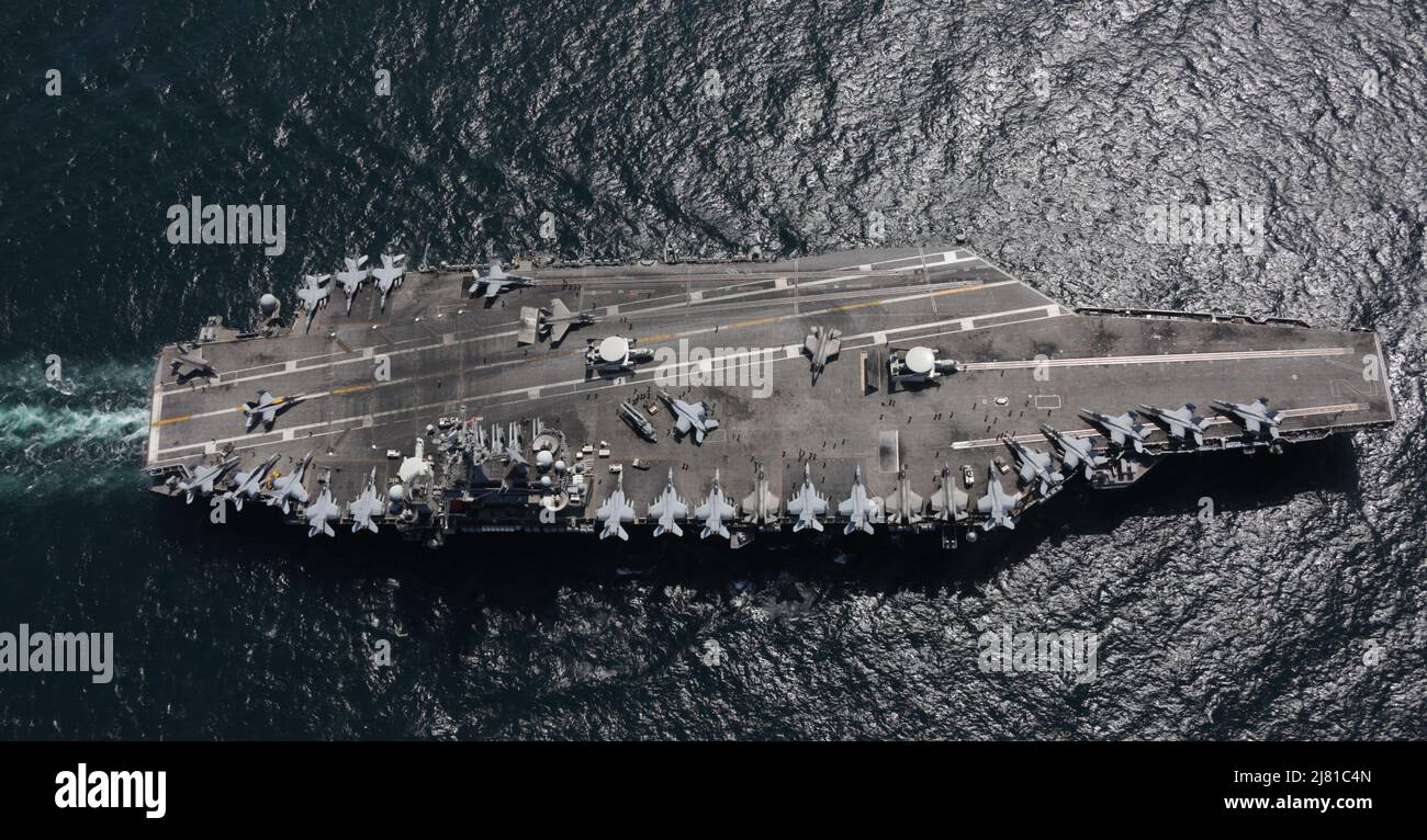 Japanisches Meer. 12. April 2022. Der Flugzeugträger USS Abraham Lincoln (CVN 72) der Nimitz-Klasse segelt während einer bilateralen Übung zwischen den USA und Japan in Formation. Während bilateraler Übungen zwischen der Abraham Lincoln Carrier Strike Group und der Japan Maritime Self-Defense Force stärken die beiden Marines das Bewusstsein für alle Bereiche und Manöver in einer verteilten maritimen Umgebung. Bilaterale Operationen wie diese beruhigen unsere Verbündeten und Partner des Engagements der USA für die Aufrechterhaltung einer freien und offenen Region im Indo-Pazifik-Raum. Quelle: U.S. Navy/ZUMA Press Wire Service/ZUMAPRESS.com/Alamy Live News Stockfoto