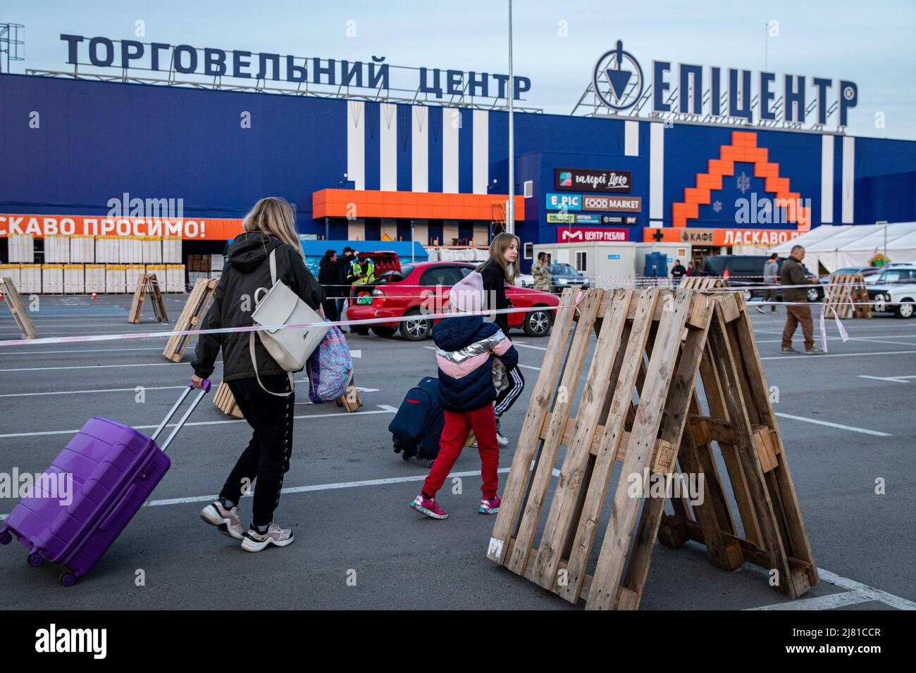 Saporischschja, Ukraine. 11.. Mai 2022. Eine Familie, die nach dem Aussteigen eines Autos, das sie aus der Südrukraine in Saporischschja evakuiert hatte, gesehen wurde. Nach Angaben der Vereinten Nationen sind seit Beginn des Konflikts mehr als 11 Millionen Menschen aus ihrer Heimat in der Ukraine geflohen, 7,7 Millionen Menschen sind in ihrer Heimat vertrieben worden. Nach Angaben der Vereinten Nationen sind seit Beginn des Konflikts mehr als 11 Millionen Menschen aus ihrer Heimat in der Ukraine geflohen, 7,7 Millionen Menschen sind innerhalb ihrer Heimat vertrieben worden. Kredit: SOPA Images Limited/Alamy Live Nachrichten Stockfoto