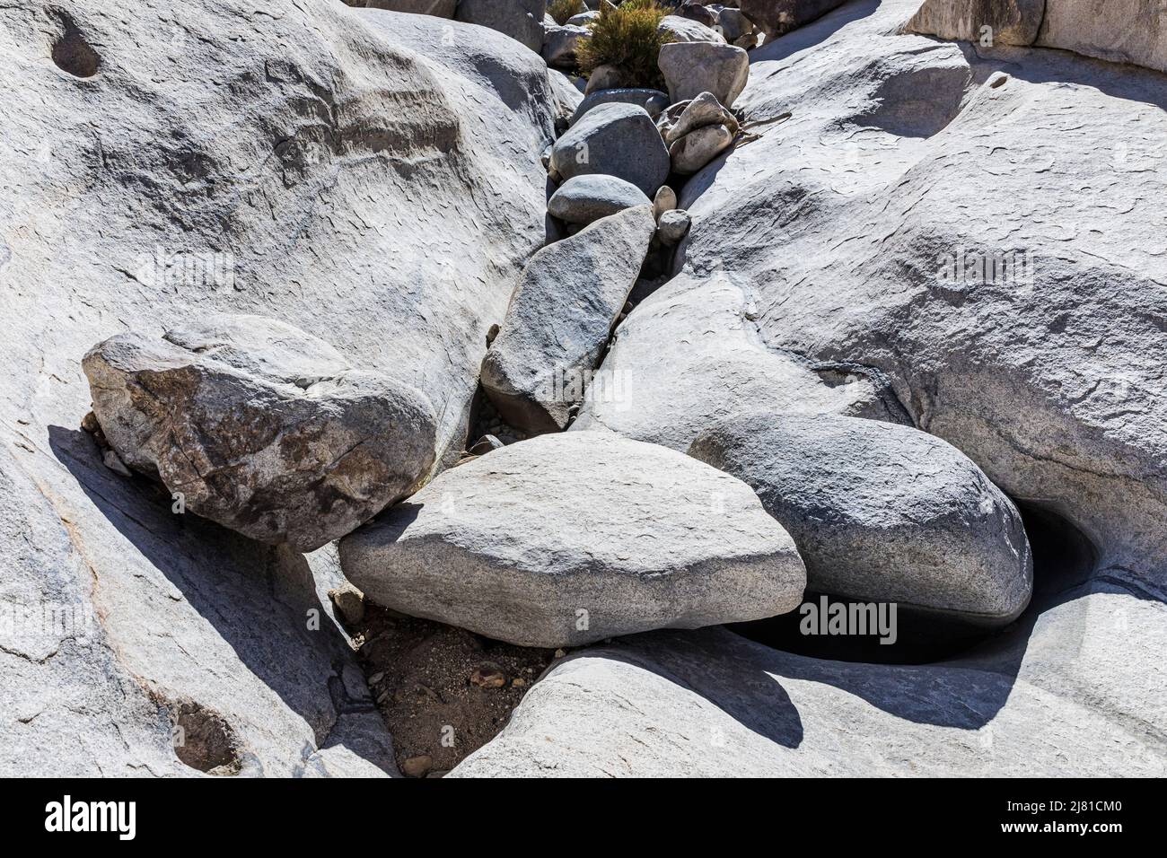 Eine Felsenschlucht im Bereich des Rattlesnake Canyon im Joshua Tree National Park. Stockfoto
