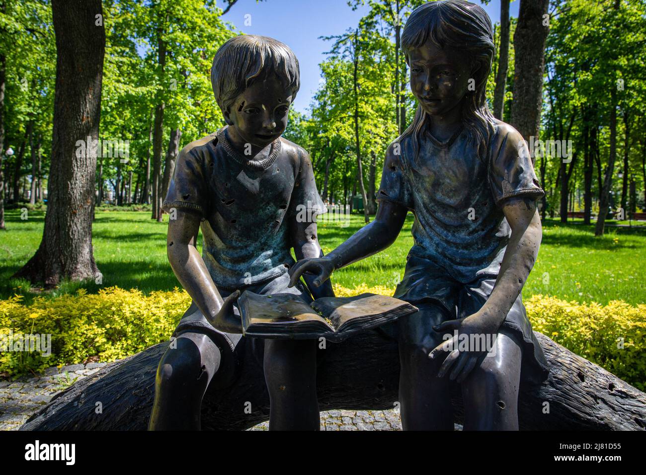 Eine Statue von Kindern, die durch einen Granatwerfer in einem Park in Charkiw, Ukraine, durch einen Schrapnel beschädigt wurden. Während Russland seine Truppen neu versorgt und die Offensive auf den östlichen Teil der Ukraine konzentriert hat, sind Charkow und die umliegenden Gebiete in der Ukraine nun ständig von russischen Bombardierungen und Luftangriffen bedroht. Stockfoto