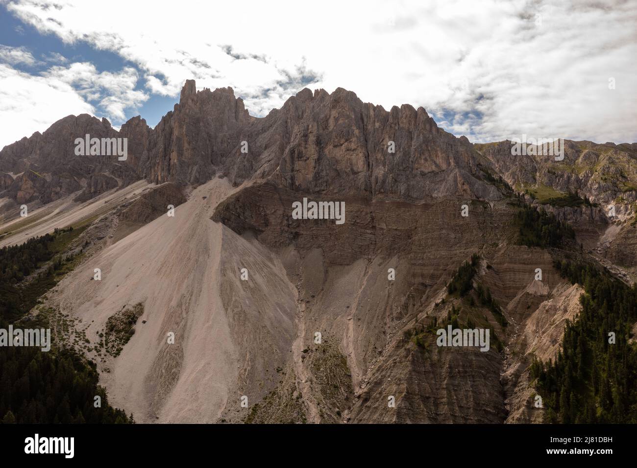 Farben der Dolomiten in der Villnösser Talansicht in Südtirol, Italien. Grünes Gras, Berge und blauer Himmel. Sommer. Stockfoto