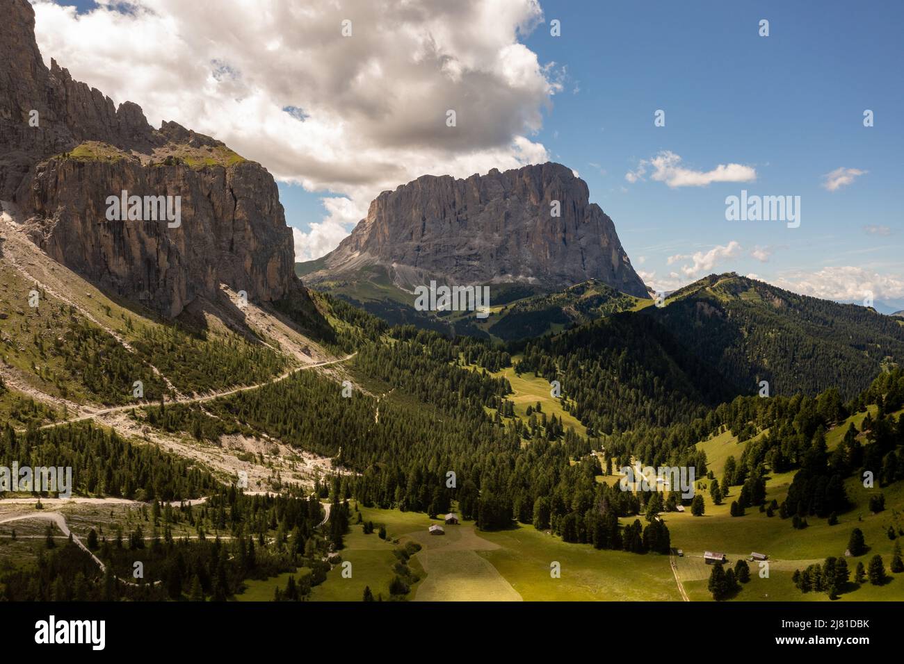 Farben der Dolomiten in der Villnösser Talansicht in Südtirol, Italien. Grünes Gras, Berge und blauer Himmel. Sommer. Stockfoto
