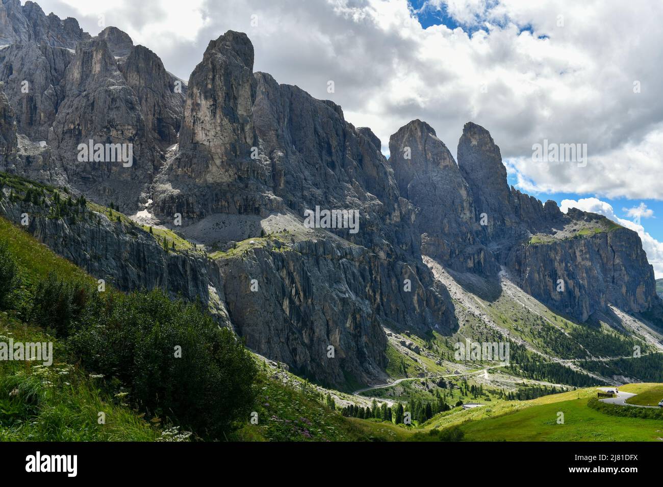 Farben der Dolomiten in der Villnösser Talansicht in Südtirol, Italien. Grünes Gras, Berge und blauer Himmel. Sommer. Stockfoto
